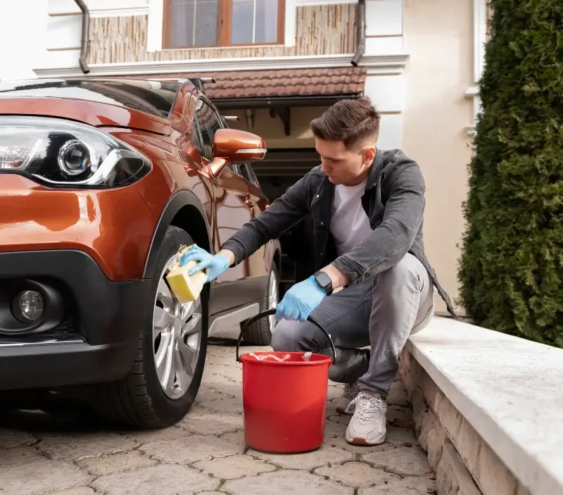 Lavage auto à domicile Bersac-sur-Rivalier : professionnel intervenant sur un véhicule